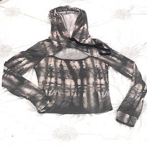 G MINI KEY HOLE TIE DYE CROP HOODIE